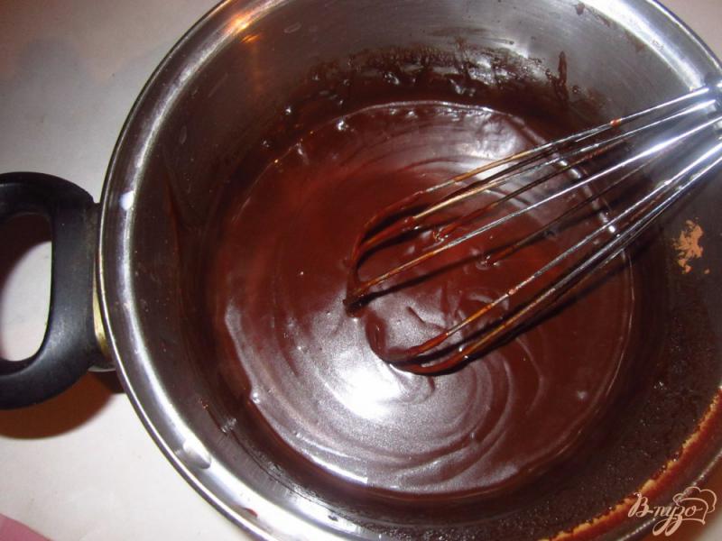Фото приготовление рецепта: Бисквитный торт с шоколодно-масленым кремом шаг №4