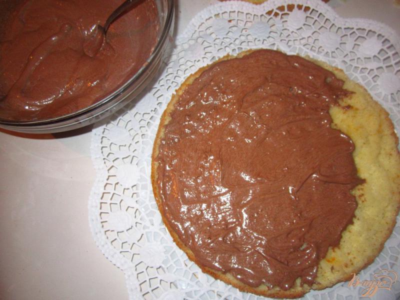 Фото приготовление рецепта: Бисквитный торт с шоколодно-масленым кремом шаг №8