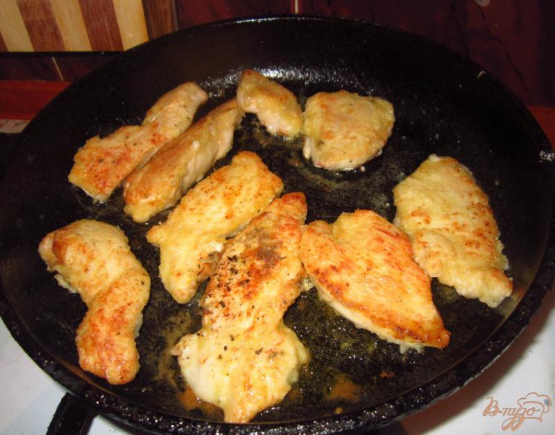 Фото приготовление рецепта: Куриное филе маринованное в пиве шаг №5