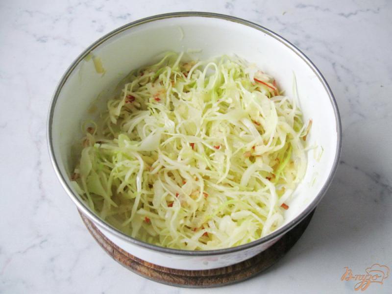 Фото приготовление рецепта: Капустный салат с яичной заливкой шаг №5