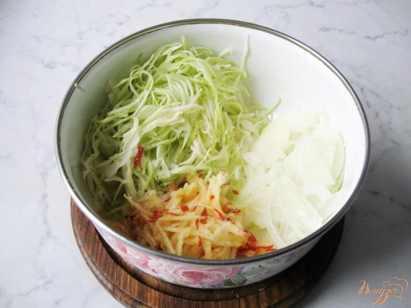Фото приготовление рецепта: Капустный салат с яичной заливкой шаг №4