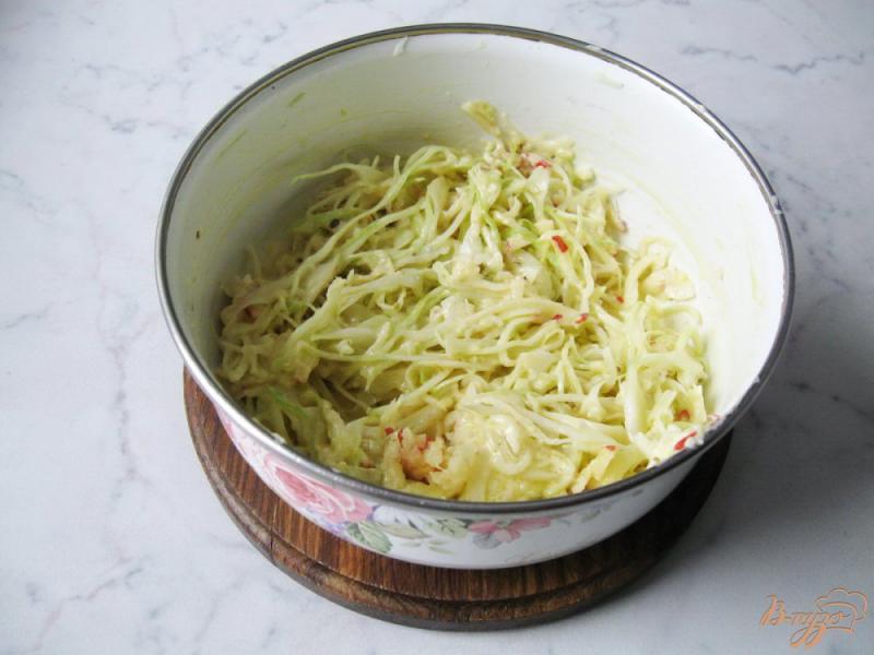 Фото приготовление рецепта: Капустный салат с яичной заливкой шаг №9
