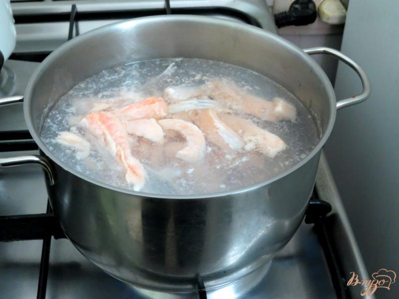 Фото приготовление рецепта: Суп из брюшек сёмги шаг №3