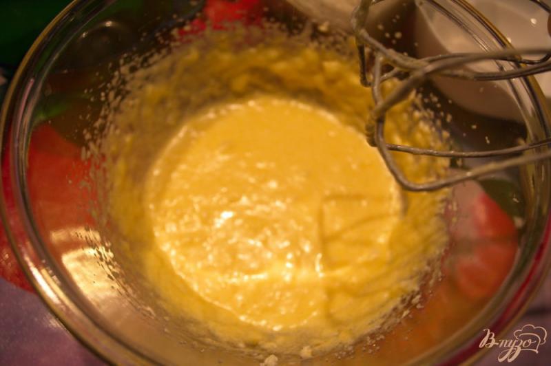Фото приготовление рецепта: Домашний пирог с изюмом и яблоком шаг №3