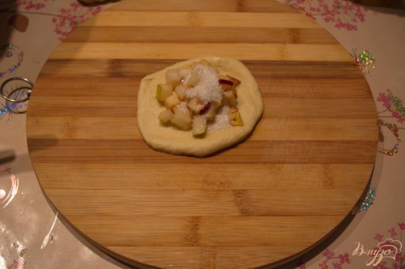 Фото приготовление рецепта: Домашние пироги с яблоком и грушей одновременно шаг №4