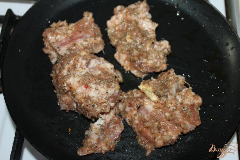 Фото приготовление рецепта: Ребра свиные с тушеной капустой и яблоками шаг №3