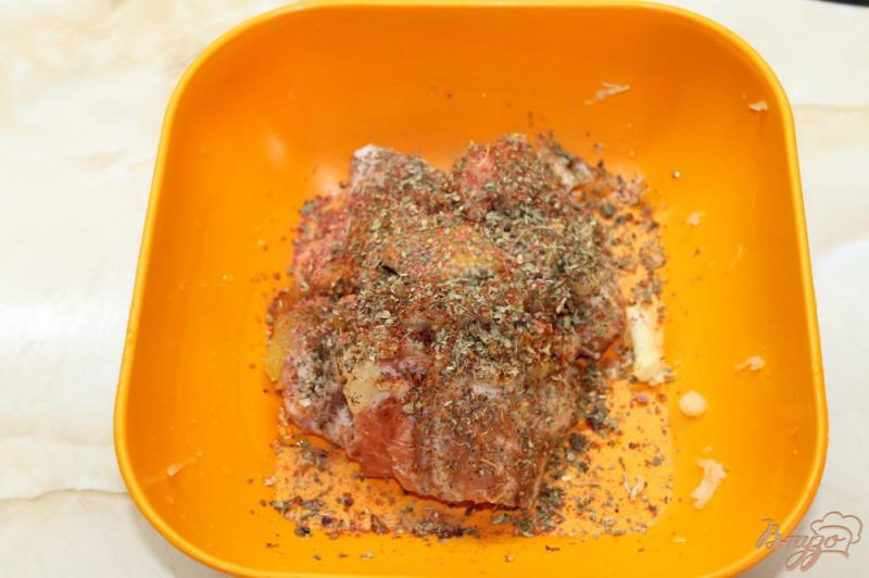 Фото приготовление рецепта: Ребра свиные с тушеной капустой и яблоками шаг №2