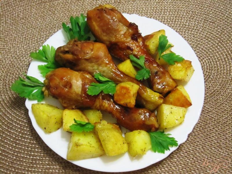 Фото приготовление рецепта: Запеченные куриные ножки с картофелем шаг №8