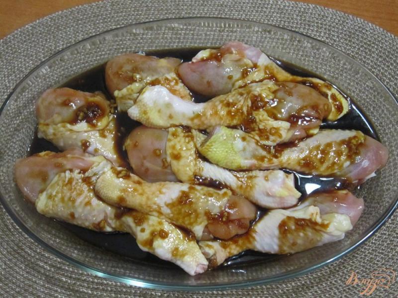 Фото приготовление рецепта: Запеченные куриные ножки с картофелем шаг №4
