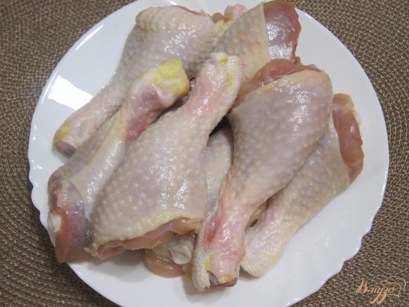 Фото приготовление рецепта: Запеченные куриные ножки с картофелем шаг №2
