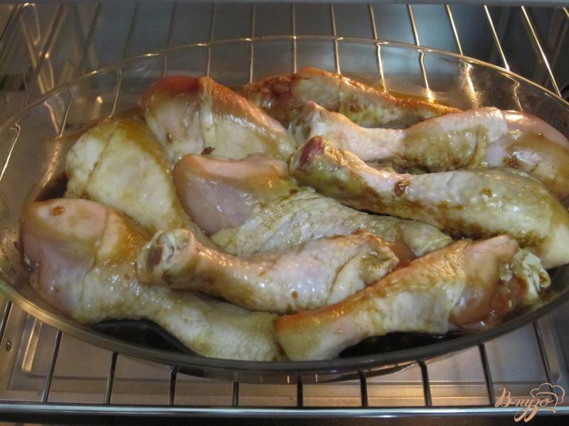 Фото приготовление рецепта: Запеченные куриные ножки с картофелем шаг №5