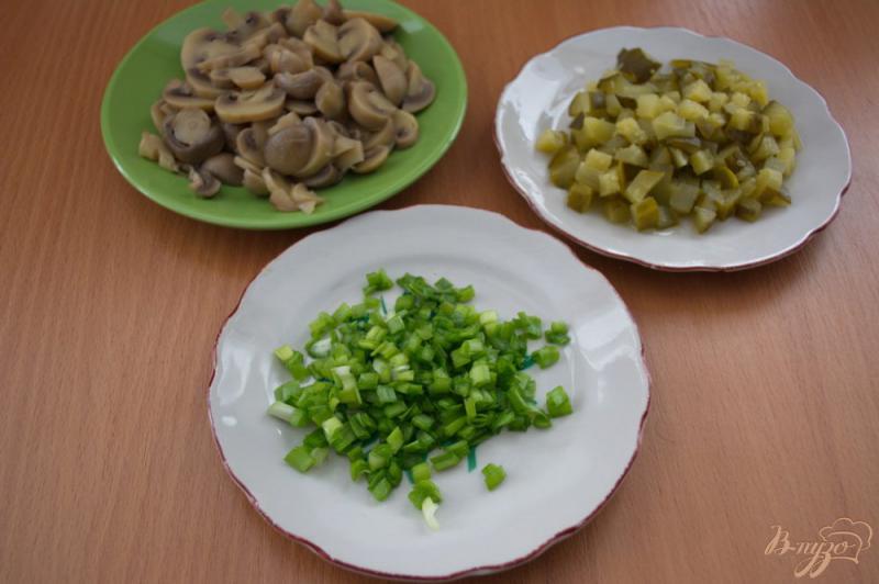 Фото приготовление рецепта: Оливье без картошки с маринованными грибами и индейкой шаг №2