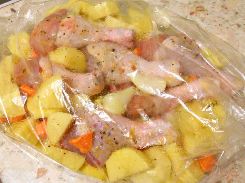 Фото приготовление рецепта: Куриные ножки с картофелем в рукаве шаг №3