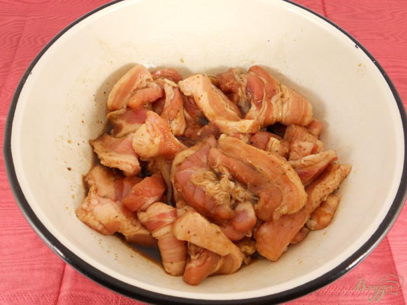 Фото приготовление рецепта: Свиная грудинка в соево-медовом маринаде шаг №4