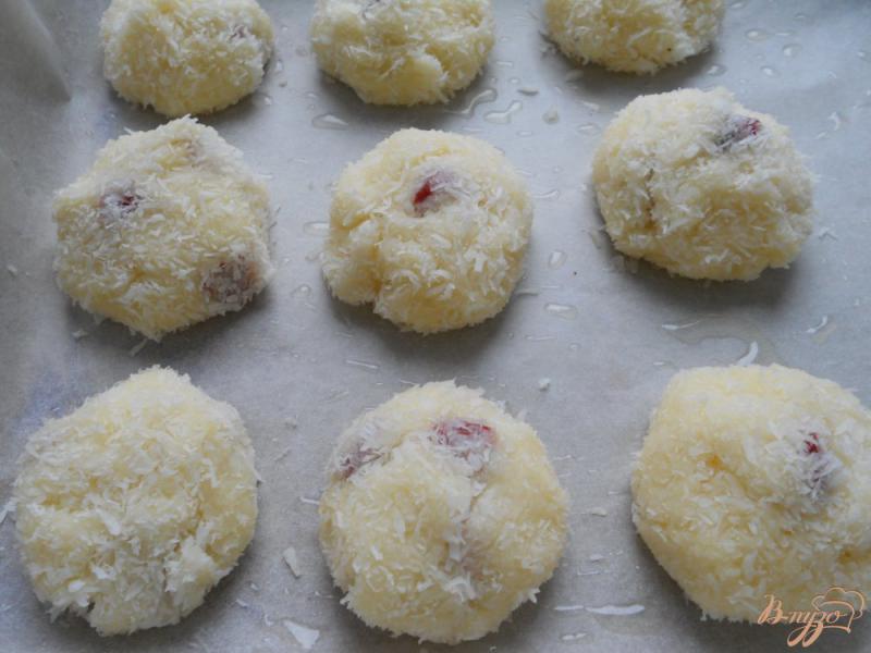 Фото приготовление рецепта: Манные биточки в в кокосовой панировке, в духовке шаг №4