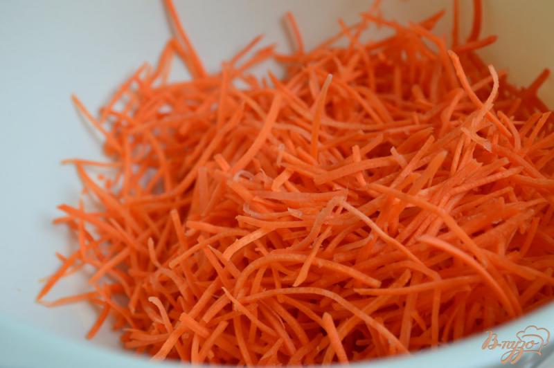 Фото приготовление рецепта: Морковный салат с ветчинной колбасой и горошком шаг №1
