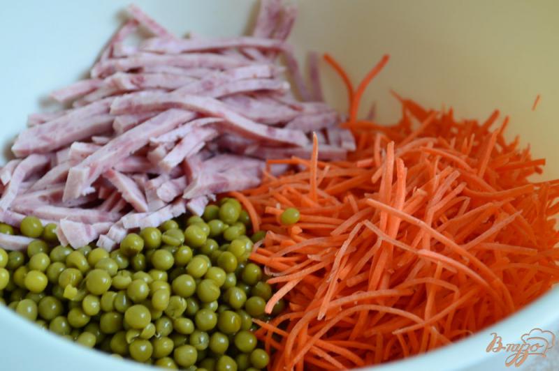 Фото приготовление рецепта: Морковный салат с ветчинной колбасой и горошком шаг №4