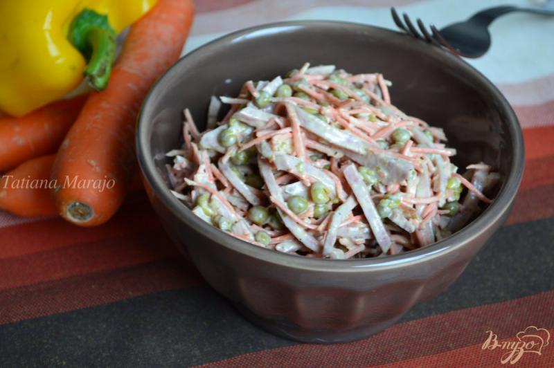 Фото приготовление рецепта: Морковный салат с ветчинной колбасой и горошком шаг №6