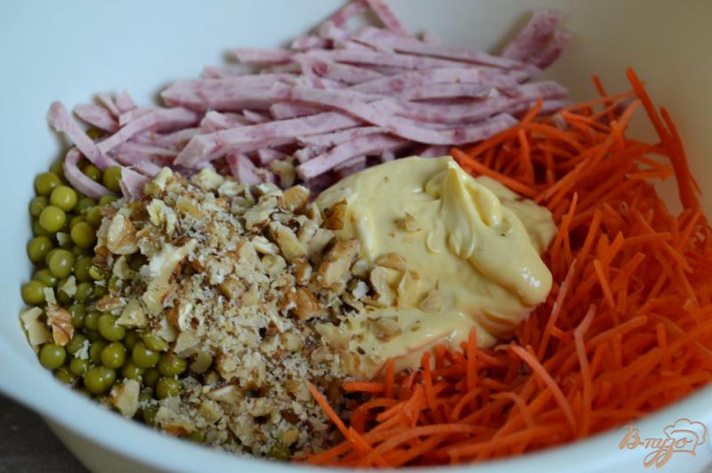 Фото приготовление рецепта: Морковный салат с ветчинной колбасой и горошком шаг №5