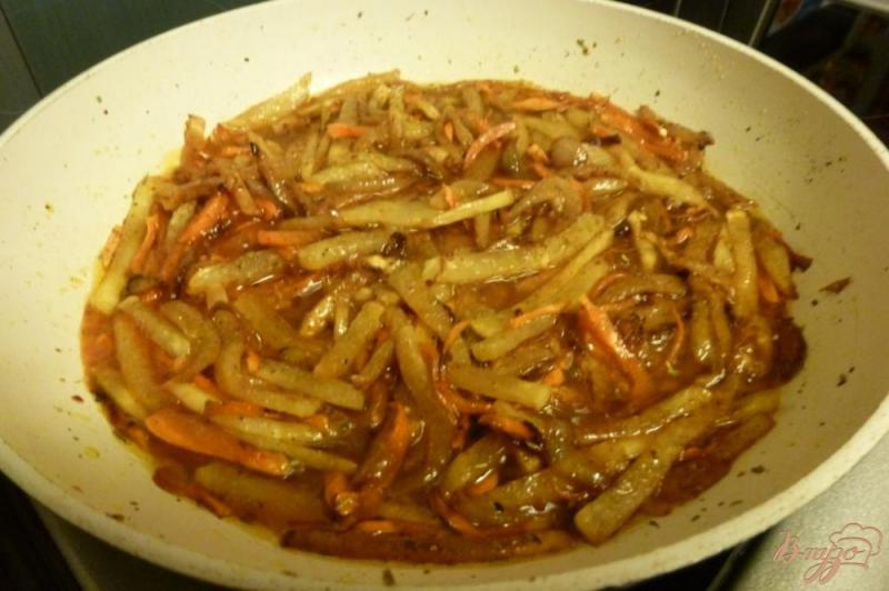 Фото приготовление рецепта: Жаренная кольраби с соевым соусом шаг №5