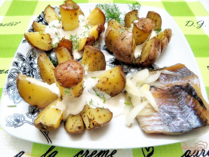 Фото приготовление рецепта: Запеченный картофель с соусом шаг №7