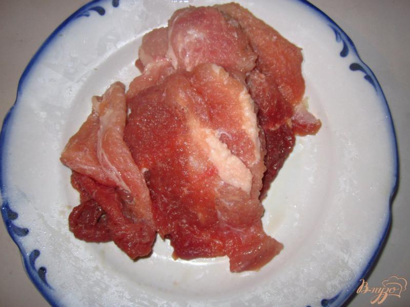Фото приготовление рецепта: Свиные отбивные в соевом соусе и зеленым луком шаг №1