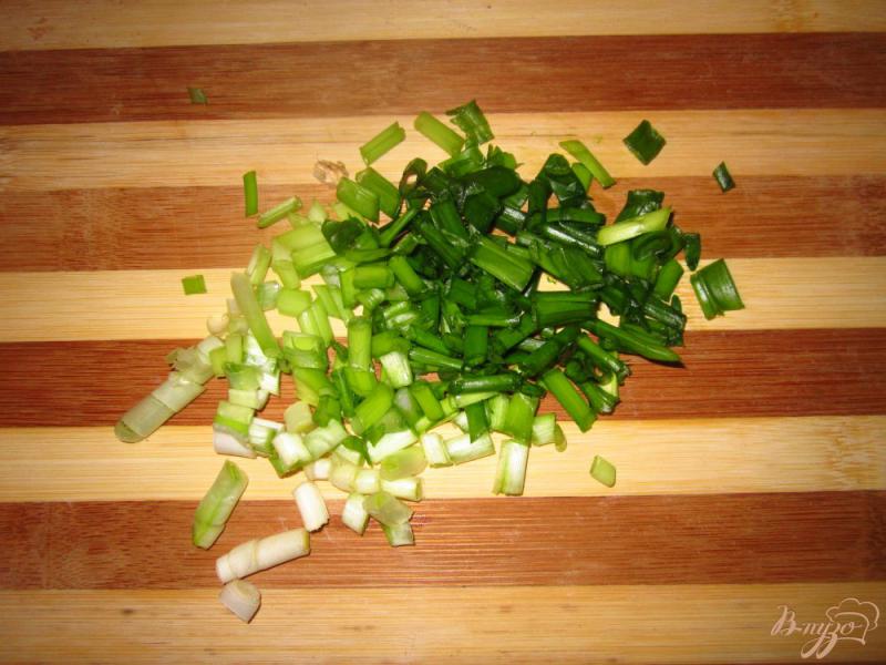 Фото приготовление рецепта: Свиные отбивные в соевом соусе и зеленым луком шаг №3