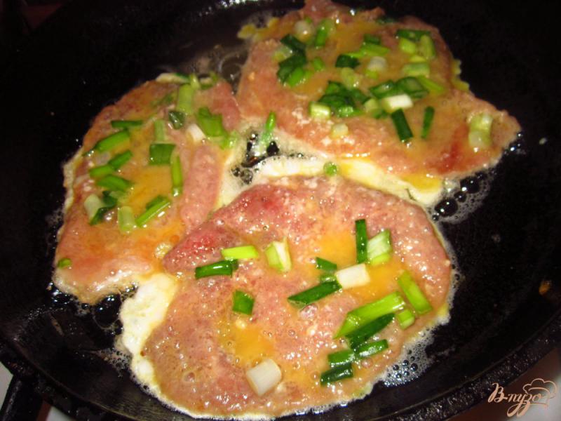 Фото приготовление рецепта: Свиные отбивные в соевом соусе и зеленым луком шаг №6