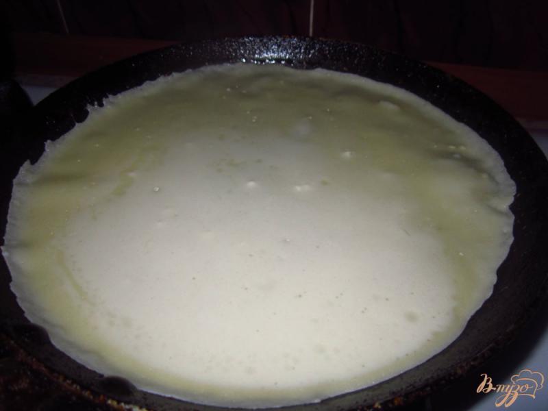 Фото приготовление рецепта: Тонкие блины с плавленым сырком и яйцом шаг №2