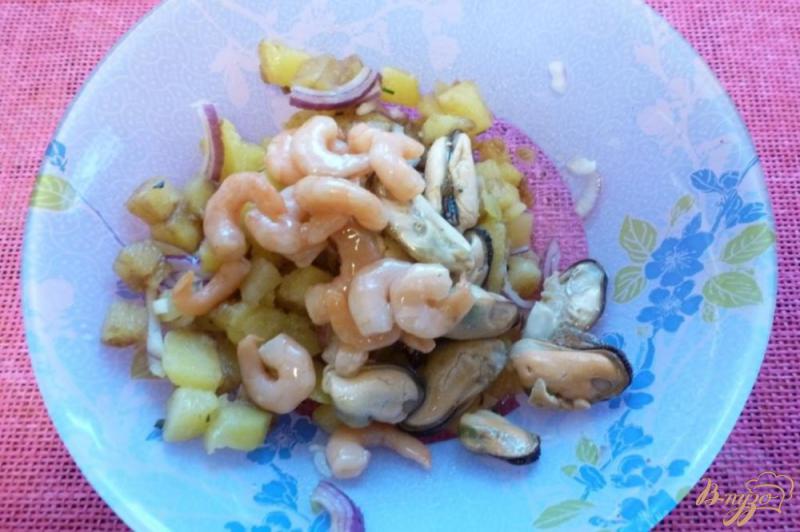 Фото приготовление рецепта: Салат с картофелем и морепродуктами шаг №3