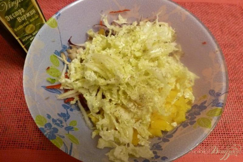 Фото приготовление рецепта: Салат с вешенками и сладким перцем шаг №3