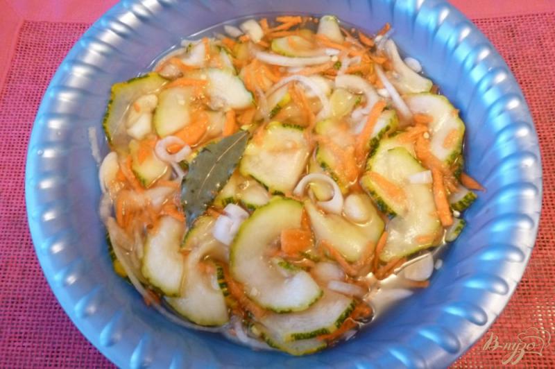 Фото приготовление рецепта: Маринованные кабачки с овощами шаг №5