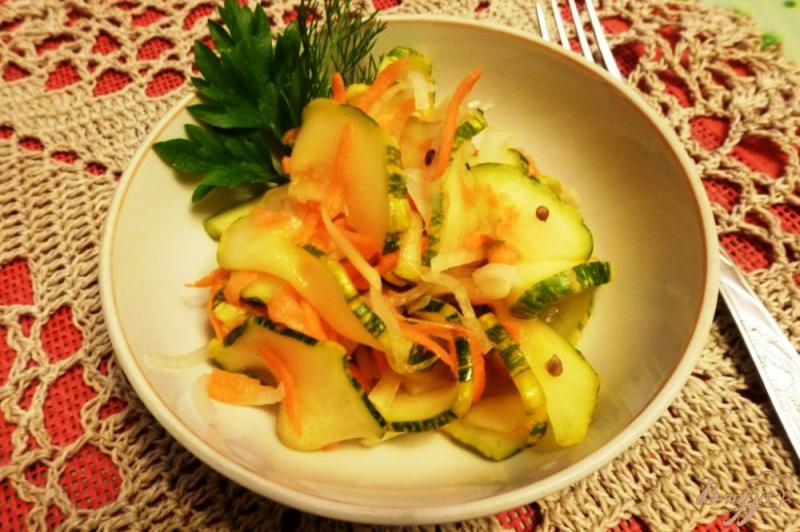 Фото приготовление рецепта: Маринованные кабачки с овощами шаг №7