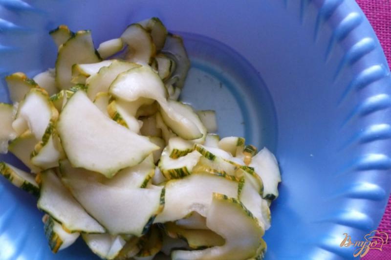 Фото приготовление рецепта: Маринованные кабачки с овощами шаг №3