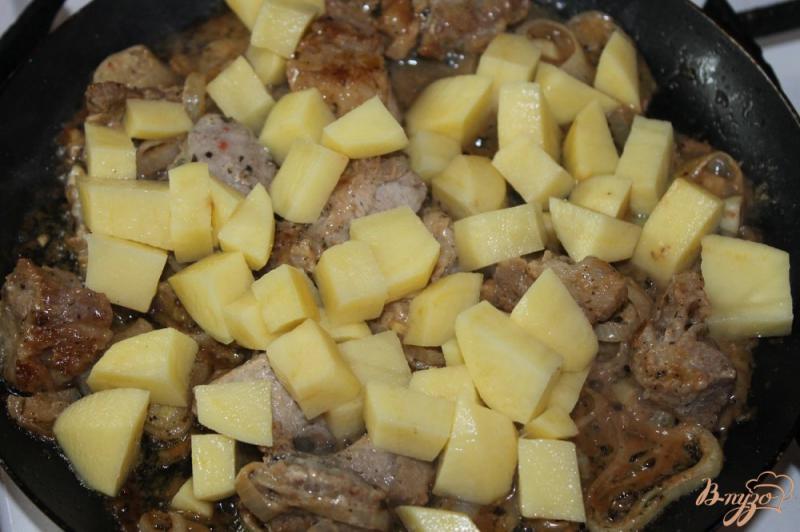 Фото приготовление рецепта: Картофель со свининой запеченный в горшочке шаг №4