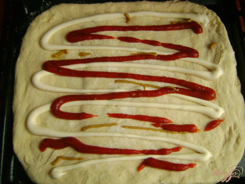 Фото приготовление рецепта: Пицца с сардельками и опятами шаг №5