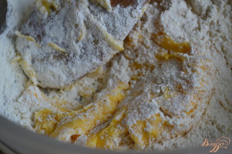 Фото приготовление рецепта: Лимонные кексы шаг №3