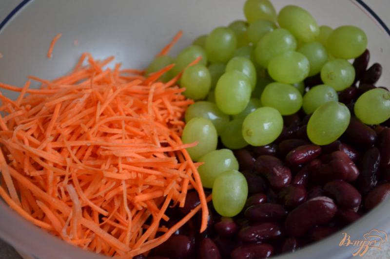 Фото приготовление рецепта: Салат с красной фасолью и виноградом шаг №2