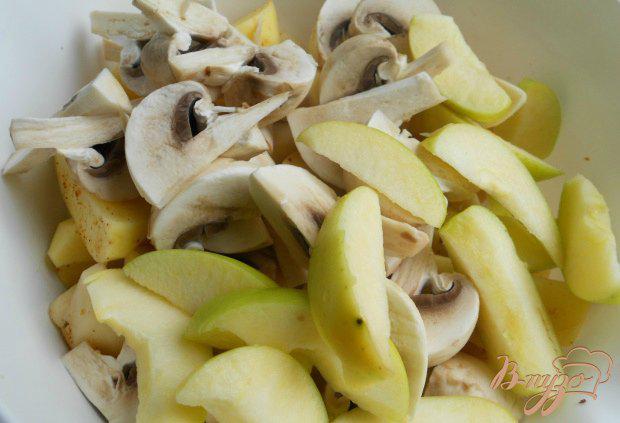 Фото приготовление рецепта: Картофель по-французски с грибами и яблоками шаг №2