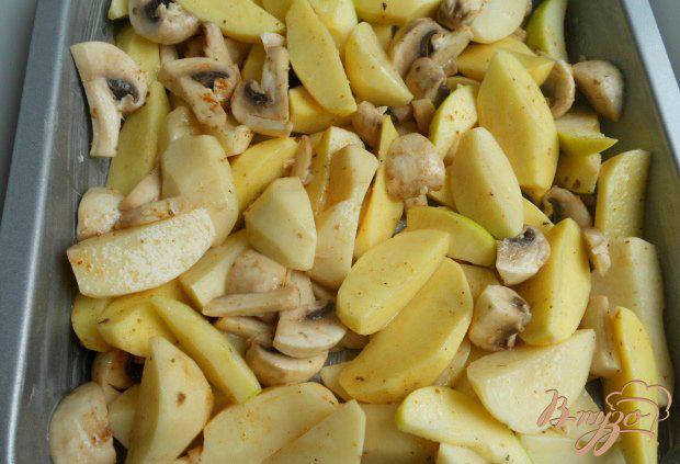 Фото приготовление рецепта: Картофель по-французски с грибами и яблоками шаг №3