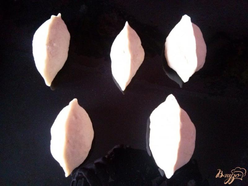 Фото приготовление рецепта: Пирожки на кефире с арахисовой пастой шаг №4