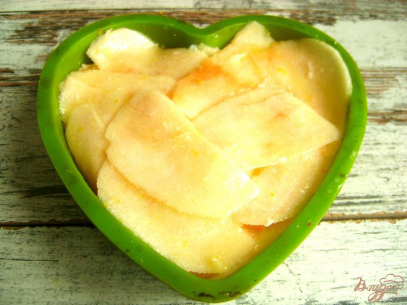Фото приготовление рецепта: Яблочный десерт «Янтарные лепестки» шаг №6