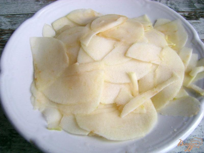 Фото приготовление рецепта: Яблочный десерт «Янтарные лепестки» шаг №3
