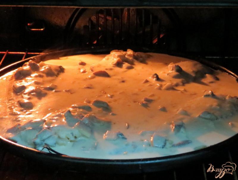 Фото приготовление рецепта: Камбала под сметанно - грибным соусом шаг №11