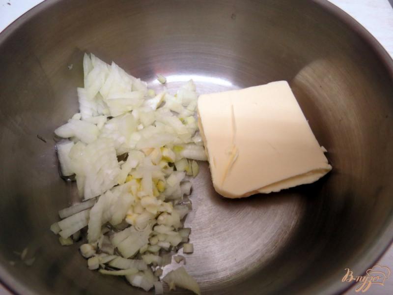 Фото приготовление рецепта: Камбала под сметанно - грибным соусом шаг №3