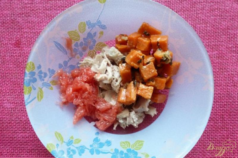 Фото приготовление рецепта: Салат из курицы с грейпфрутом шаг №2