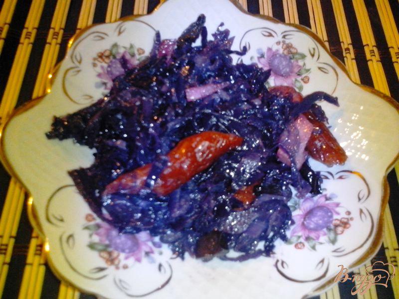 Фото приготовление рецепта: Краснокочанная капуста с копчёными колбасками шаг №4