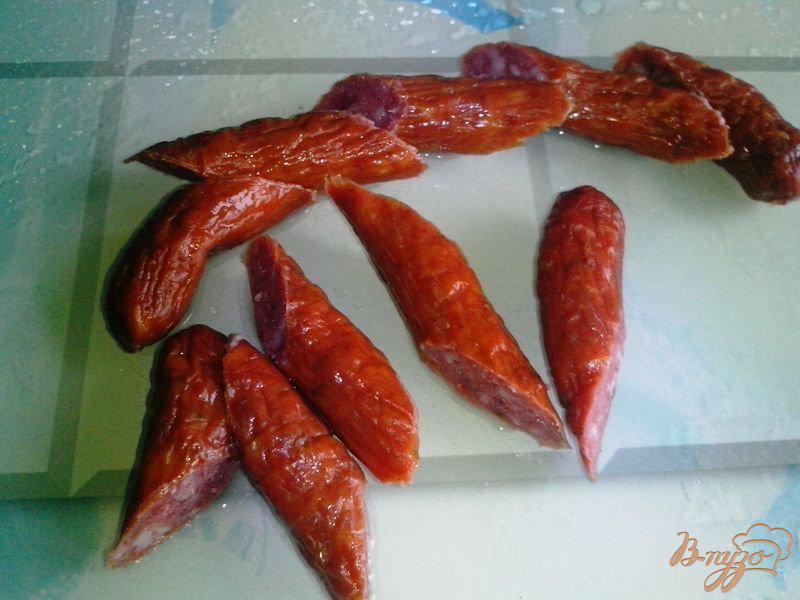 Фото приготовление рецепта: Краснокочанная капуста с копчёными колбасками шаг №3