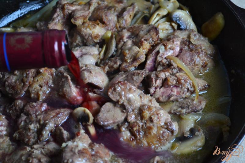 Фото приготовление рецепта: Куриная печень с луком и грибами шаг №6
