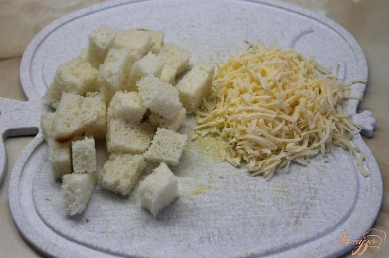 Фото приготовление рецепта: Суп пюре с гороха с окорочком и сырными гренками шаг №6